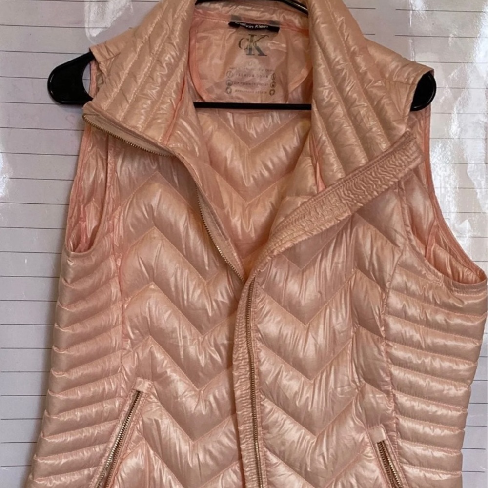 Large-Calvin Klein light pink down vest